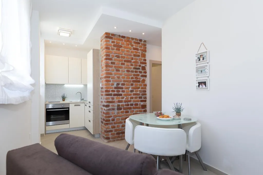 Central Boutique Apartments With Balconies, In Walking Distance To The Sea