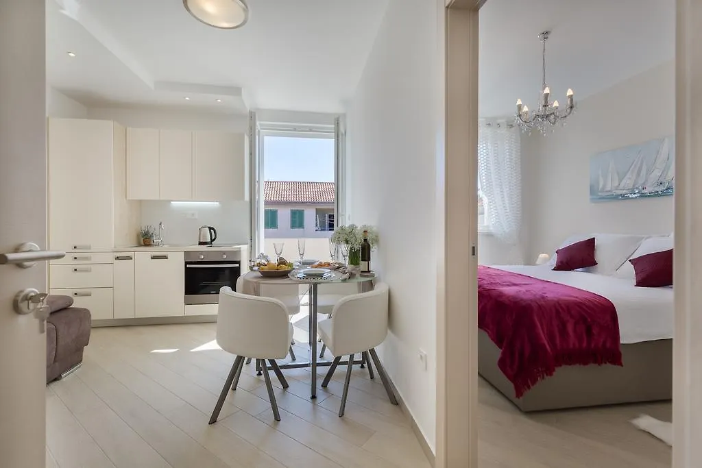 Central Boutique Apartments With Balconies, In Walking Distance To The Sea